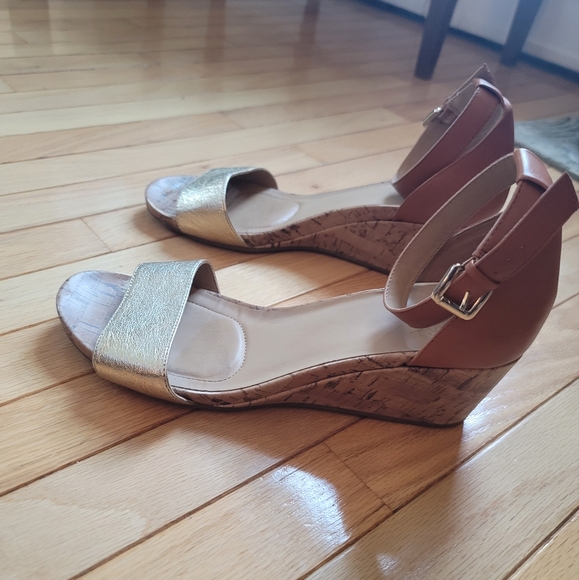 Naturalizer Two-Toned Wedge Sandle Gold and Saddle color Size 12 W - Picture 4 of 9